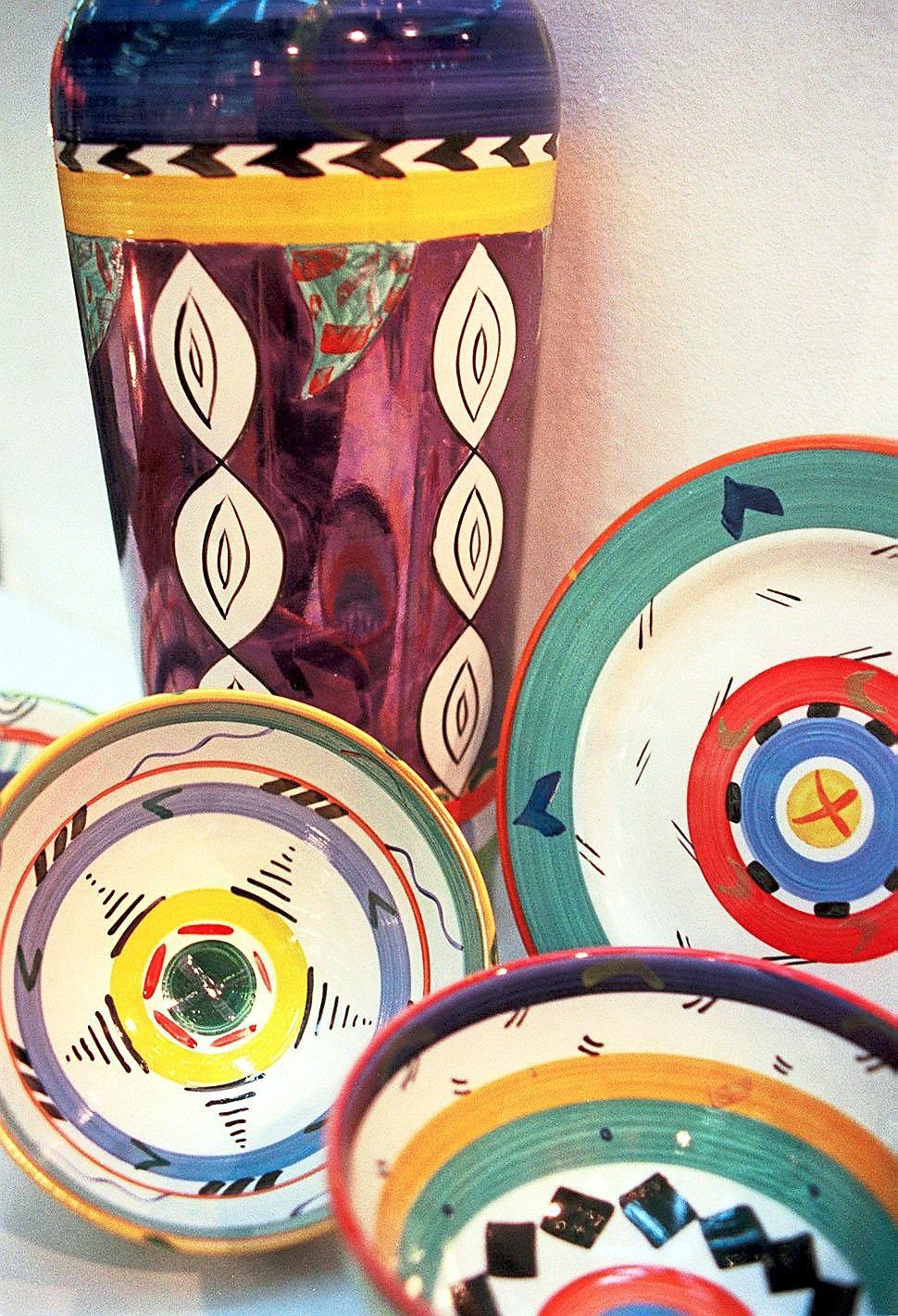 Change to tableware with bright, cheerful colours. — Filepic